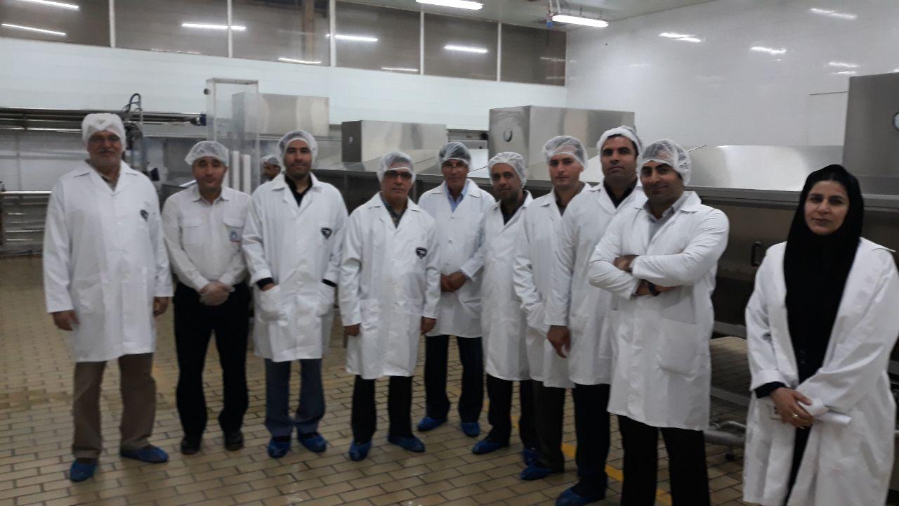 بازدید جمعی از هیئت علمی دانشکده دامپزشکی از شرکت شیر پگاه لرستان